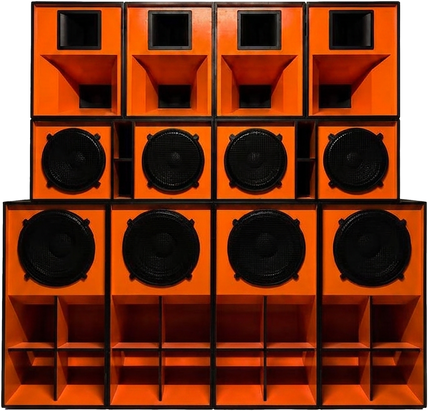 The Orange Beast: zwei orangefarbene Kabinettsäulen mit Horn, Mitteltönern und Bassreflex-Subwoofern, Frontalansicht freigestellt